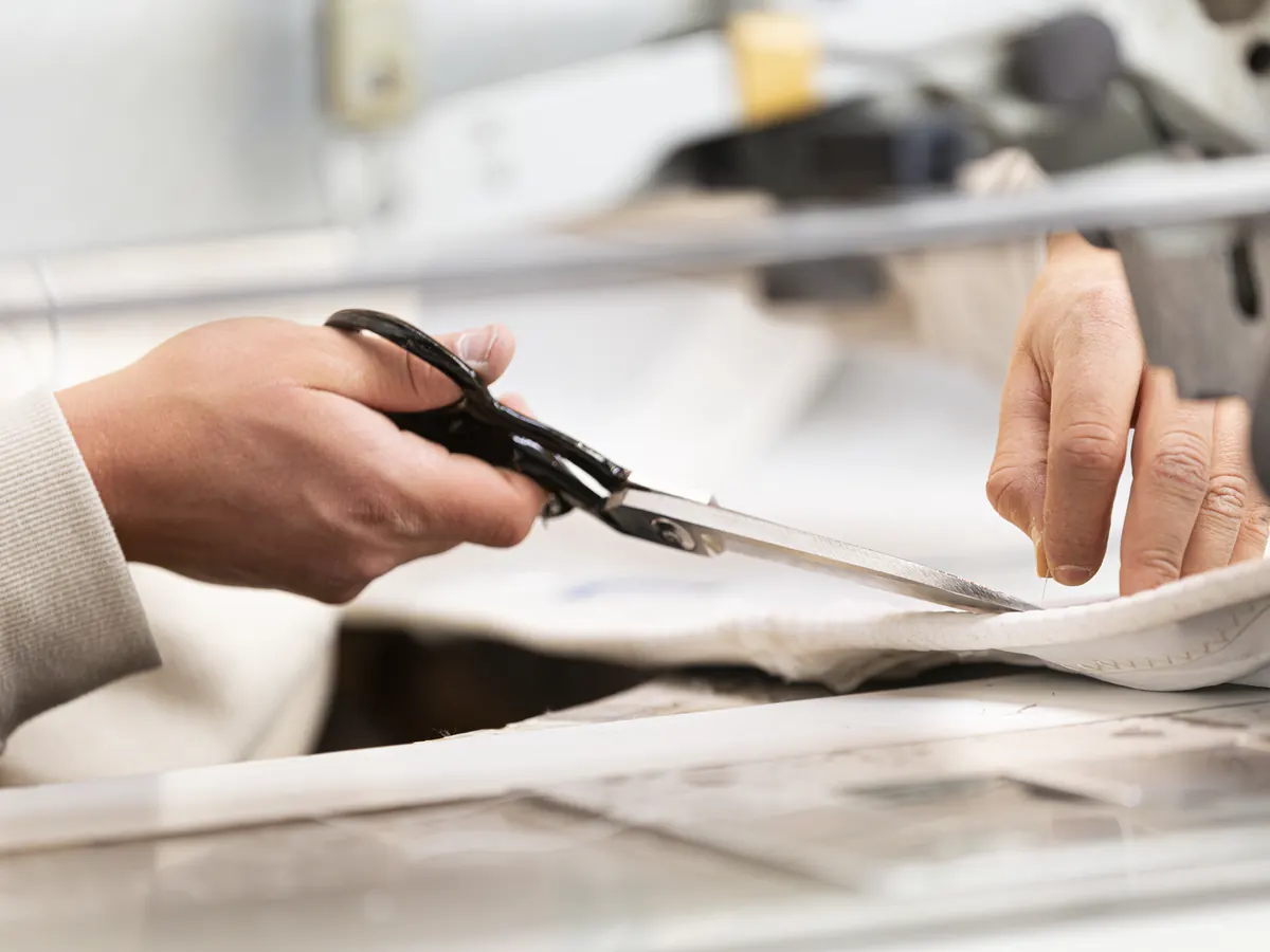 Zeildoek wordt met de hand op maat geknipt